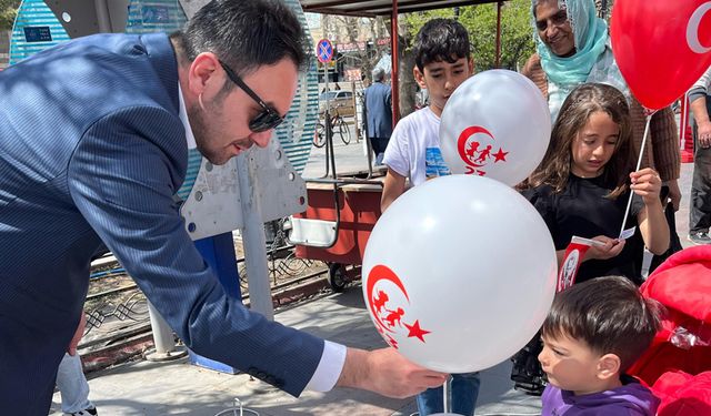 Zafer Partisi Çocuklara Balon ve Andımızı Dağıttı