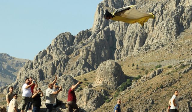 Kemaliye Semalarında Wingsuit Uçuşu