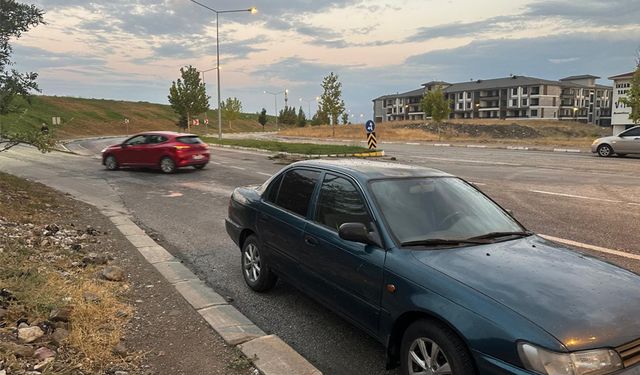 Kaygan Yolda Korkutan Kaza: Otomobil Orta Refüje Çıktı