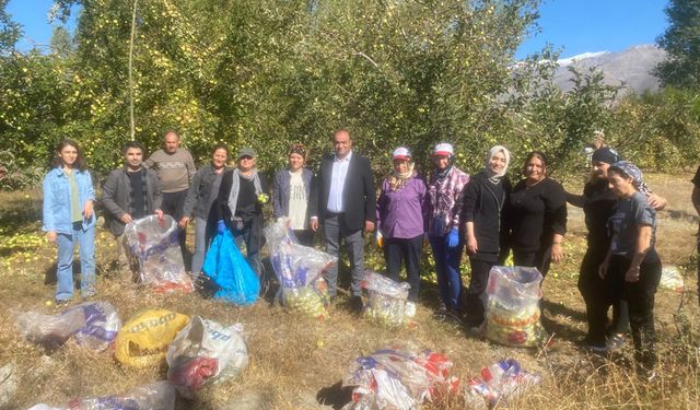 Altınbaşak’ta Elma Hasadı Geliri Okula Bağışlanacak