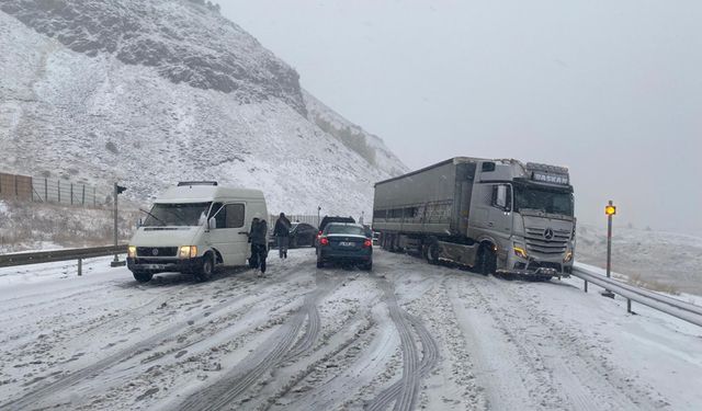Erzincan-Sivas Karayolunda Kar Yağışı Ulaşımı Aksattı