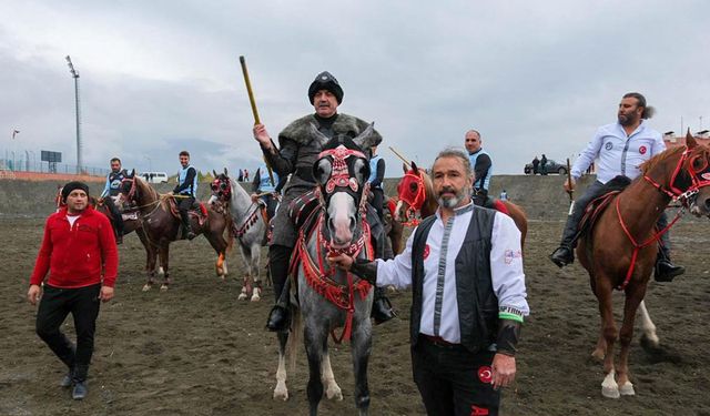Erzincan’da Geleneksel Atlı Cirit Gösterisi Yapıldı