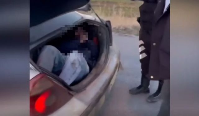 Erzincan’da Otomobil Bagajında 2 Kaçak Göçmen Yakalandı