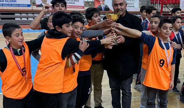 Bayırbağ Ortaokulu Voleybol Takımı İl Şampiyonu Oldu