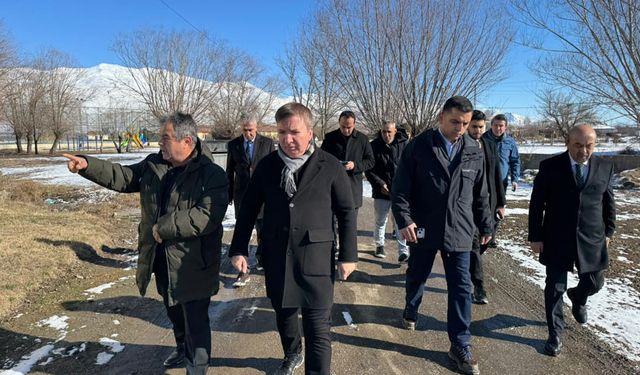 Vali Aydoğdu ve Yanındaki Heyetten Güllüce Ziyareti