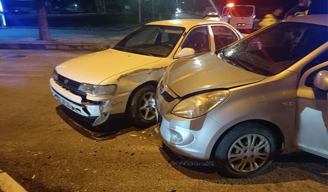 Cumhuriyet Mahallesi’nde İki Otomobil Çarpıştı