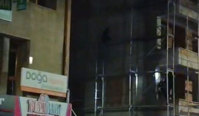 Halitpaşa Caddesi’nde İnşaat İskelesine Çıkan Kişi İkna Edilerek Aşağı İndirildi