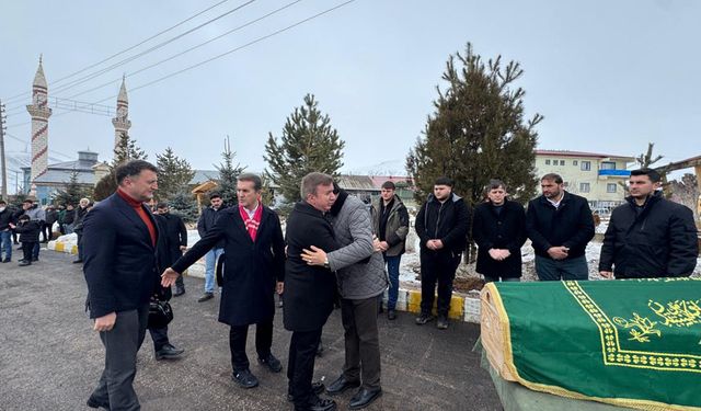 Erzincan Protokolü Otlukbeli'nde Cenazeye Katıldı