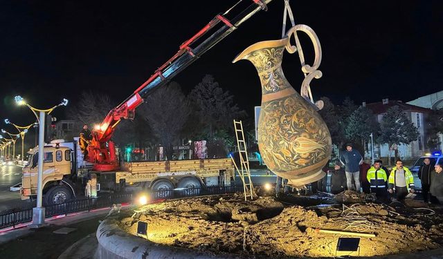 Erzincan’ın Simgesi Bakır Sürahi Dörtyol’dan Kaldırıldı
