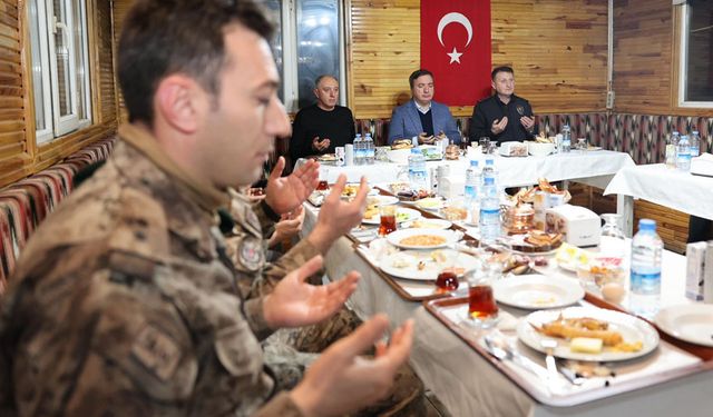 Vali Aydoğdu Özel Harekat Polisleri İle Sahur Yaptı