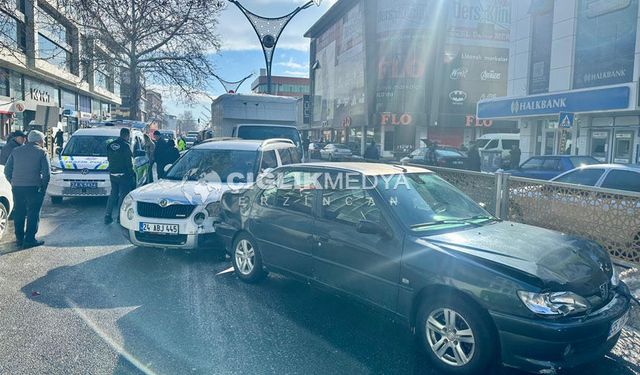 Erzincan Fevzi Paşa Caddesi’nde Buzlanma Nedeniyle Zincirleme Kaza