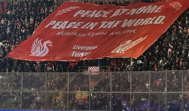 Liverpool Tribünlerinde “Yurtta Sulh, Cihanda Sulh” Mesajı