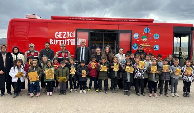 Tercan’da Öğrencilere Gezici Kütüphane Sürprizi
