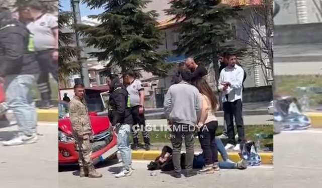 07 Plakalı Otomobil Motokuryeye Çarptı