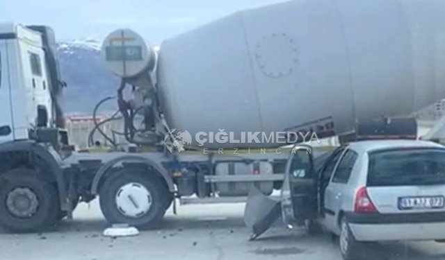 Erzincan OSB’de Beton Mikseri ile Otomobil Çarpıştı