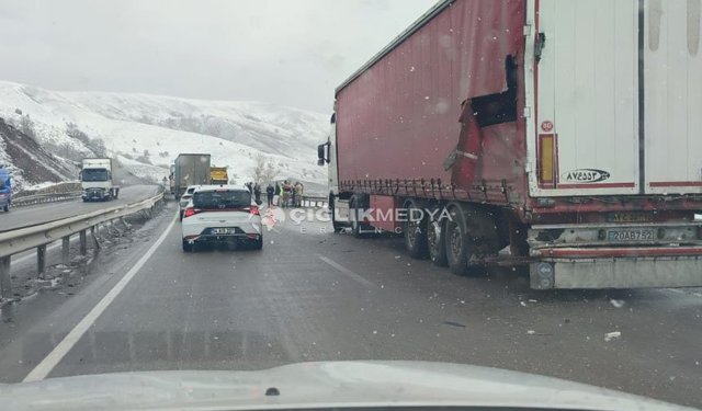 Tercan-Aşkale Yolunda Zincirleme Kaza: Yol Trafiğe Kapandı