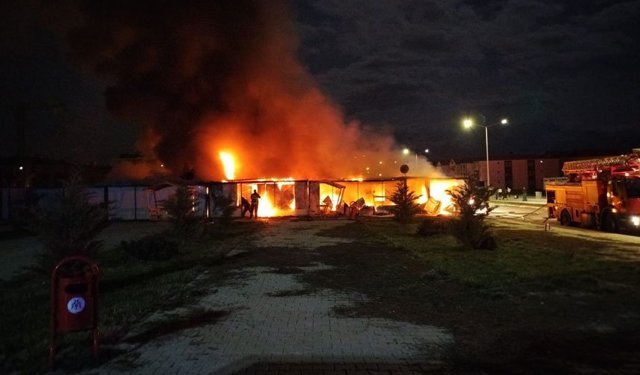 Erzincan’da TOKİ şantiyesinde yangın: 12 konteyner yandı
