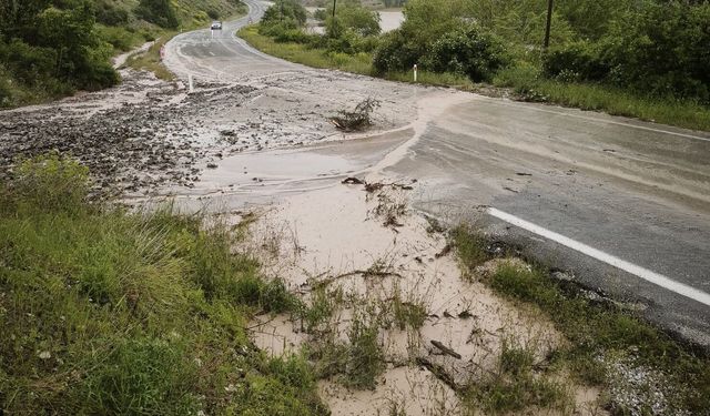 Erzincan-Kemah Karayolu'nda Toprak Kayması: Yol Kontrollü Olarak Trafiğe Açıldı