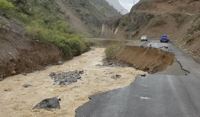 Kemaliye’de Yoğun Yağış Nedeniyle Köy Yolu Çöktü