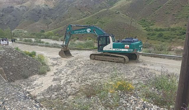 Erzincan-Kemah Yolunda Sağanak Sonrası Sel Etkili Oldu