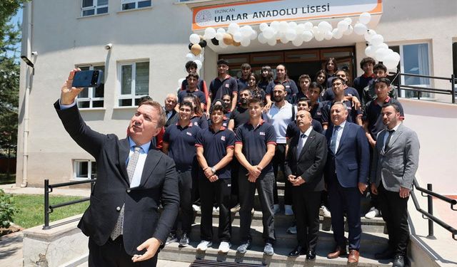 Vali Aydoğdu'dan Öğrencilere Büyük Jest