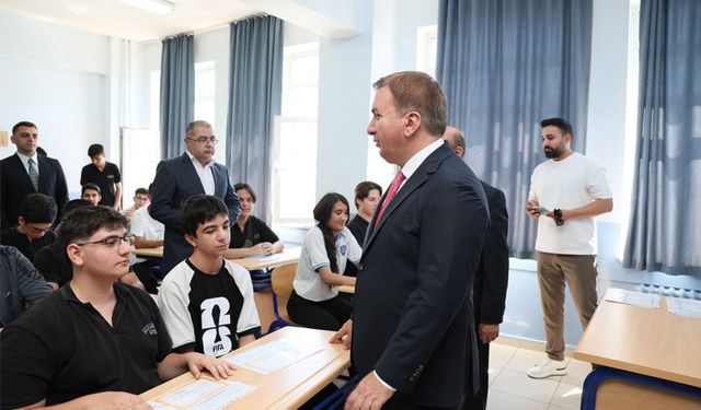 Vali Aydoğdu Öğrencilere Karnelerini Verdi