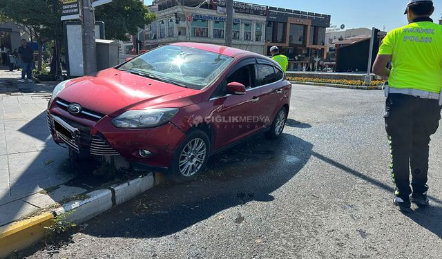 Erzincan Dörtyol Kavşağı’nda Otomobil Kaldırıma Çıktı