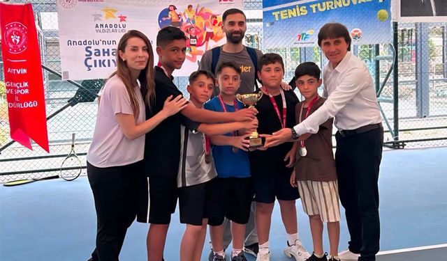 Erkek Tenis Takımımız ANALİG'de Gümüş Madalyayla Yarı Finale Yükseldi