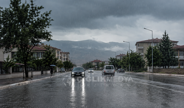 Meteoroloji Uyarmıştı: Erzincan’da Sağanak Başladı