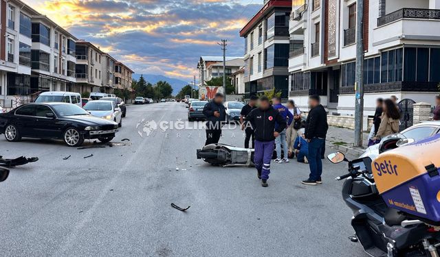 Uğurhan Tunçata Caddesi’nde Otomobil ile Motosikletli Kurye Çarpıştı