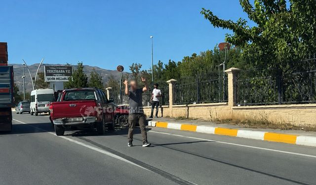 Terzibaba Mezarlığı Önündeki Araç Parkları Tehlike Oluşturuyor