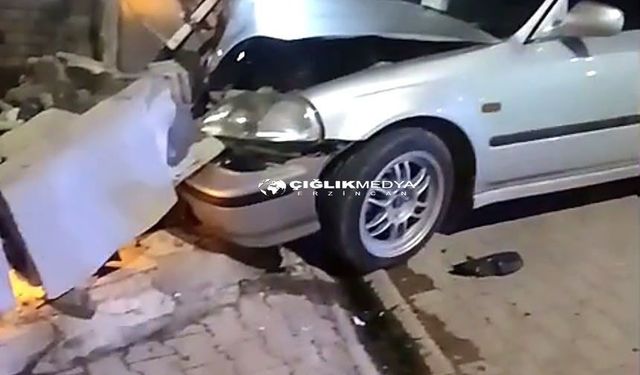 Mollaköy’de Araç Balıklı Havuzun Duvarına Çarptı: 2 Yaralı