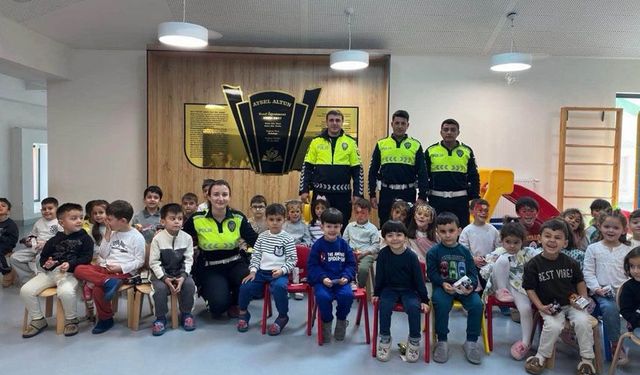 Refahiye’de Minik Öğrencilere Trafik Eğitimi Verildi