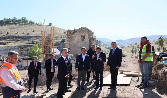 Vali Aydoğdu, Sultan Melik Türbesi’ndeki Restorasyonu İnceledi