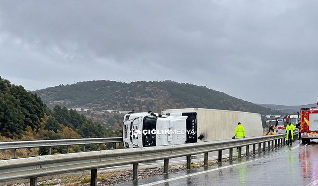 Erzurum–Aşkale Kara Yolunda TIR Kazası! Bariyerlere Çarpan TIR Yan Yattı