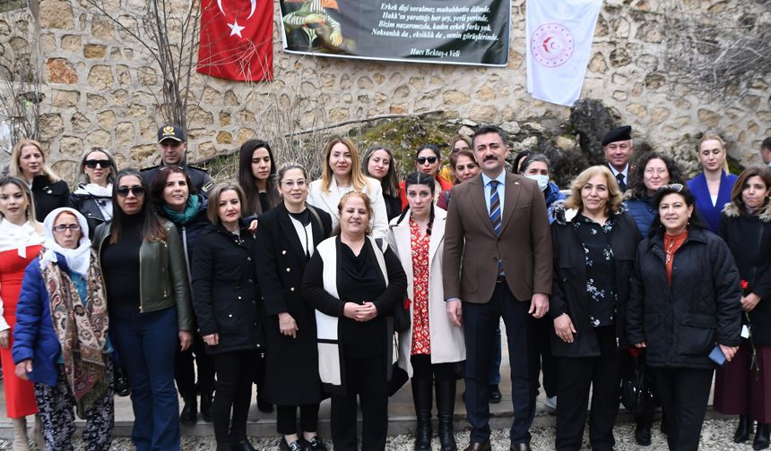 Tunceli Valisi 8 Mart'ta Ana Fatma'da Çıra Yaktı