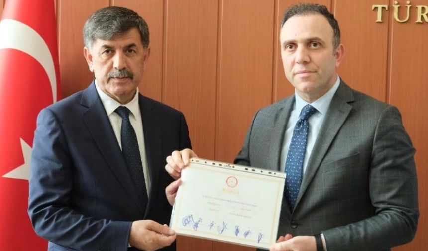 Erzincan Belediye Başkanı Bekir Aksun Mazbatasını Aldı