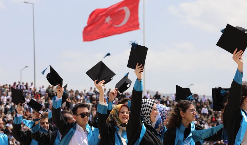 Erzincan Üniversitesi'nde Mezuniyet heyecanı
