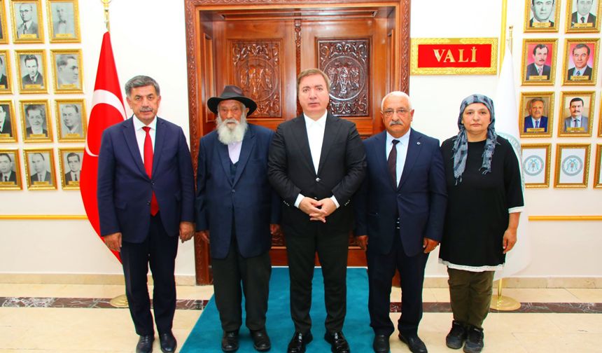 Ahmet Uğurlu Dede ve Ailesi Vali Aydoğdu’yu Ziyaret Etti