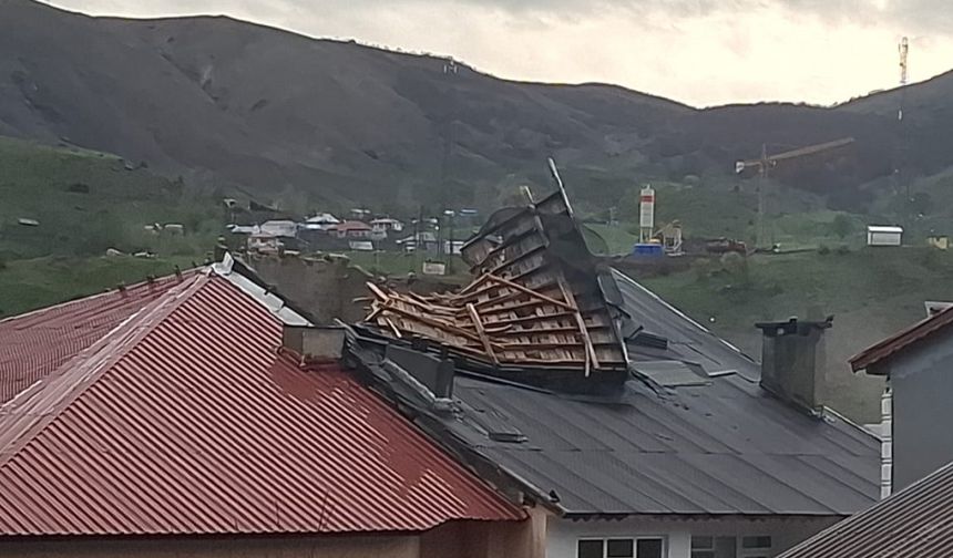 Tunceli’de Fırtına Maddi Hasara Yol Açtı