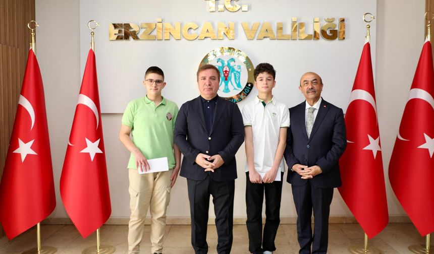 Vali LGS Birincilerine Hediyeler Verdi