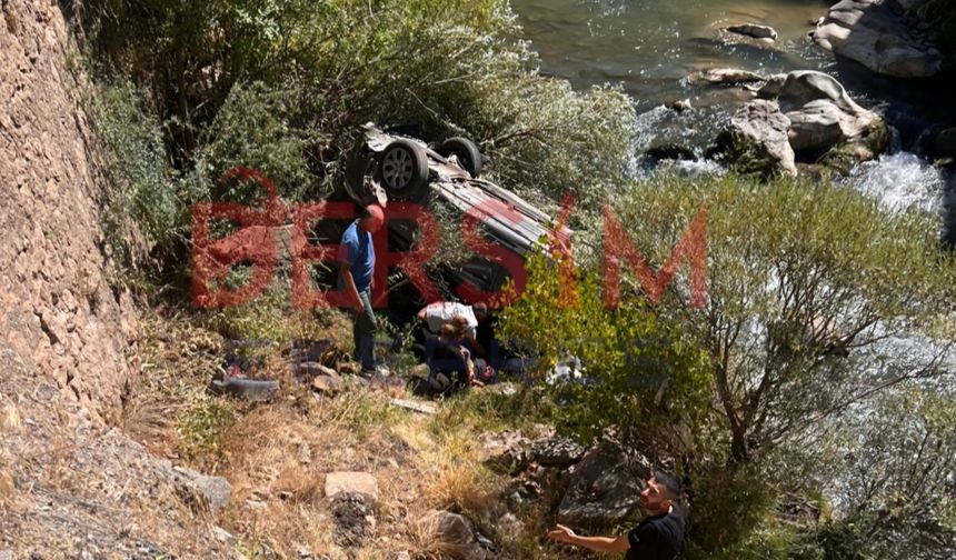 Pülümür’de Otomobil Dereye Devrildi