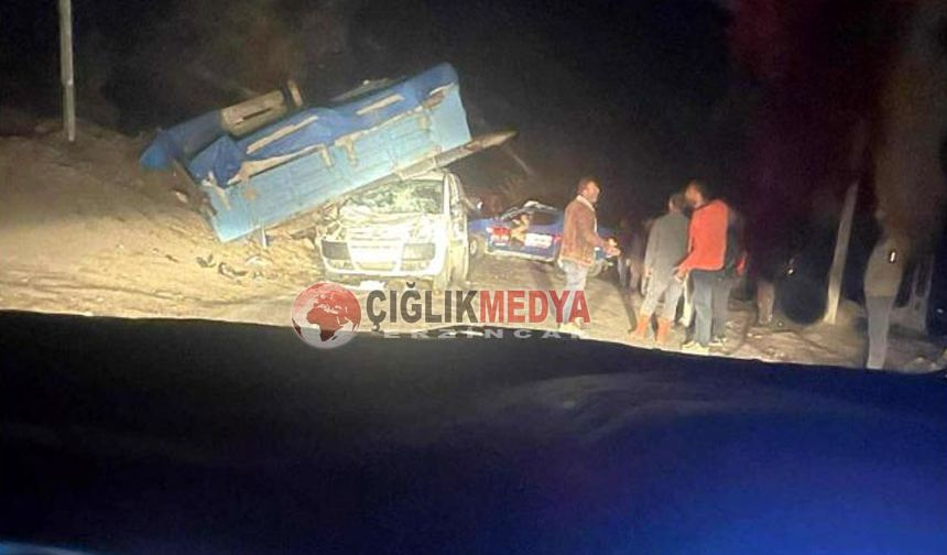 TIR Park Halindeki Römorka Çarptı: Römork Ticari Aracın Üzerine Düştü