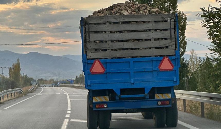 Pancar Taşıyan Traktörlerde Büyük Tehlike: “Reflektör Eksikliği Kazaya Davetiye Çıkarıyor!”