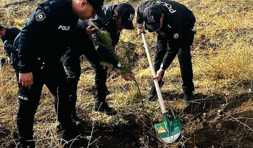 Refahiye’de Polislerden 11 Kasım Milli Ağaçlandırma Günü’nde Fidan Dikimi Etkinliği