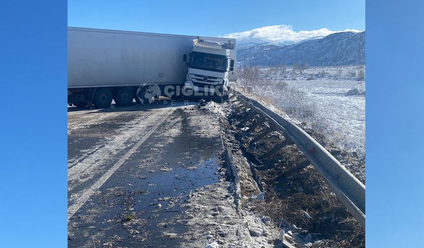 Erzincan–Erzurum Karayolunda TIR Kazası: Yol 1 Saatten Fazla Kapalı Kaldı