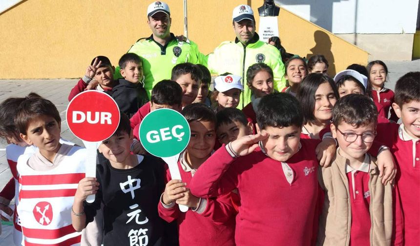 Polis Ekipleri İlkokul Öğrencilerine Trafik Güvenliği Eğitimi Verdi