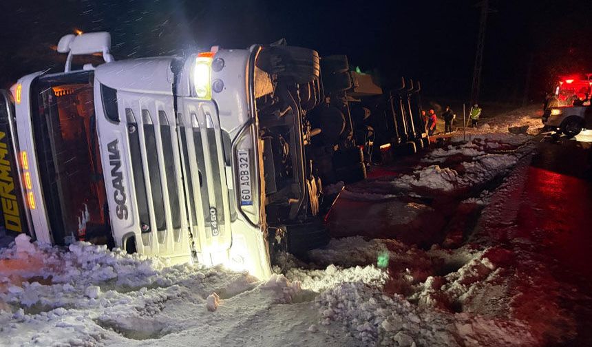 Refahiye’de Hayvan Yüklü Tır Şarampole Devrildi: 45 Büyükbaş Kurtarıldı