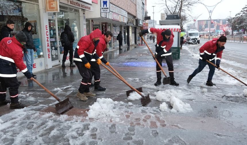 Temizlik Emekçilerinden Karla Mücadelede Yoğun Mesai