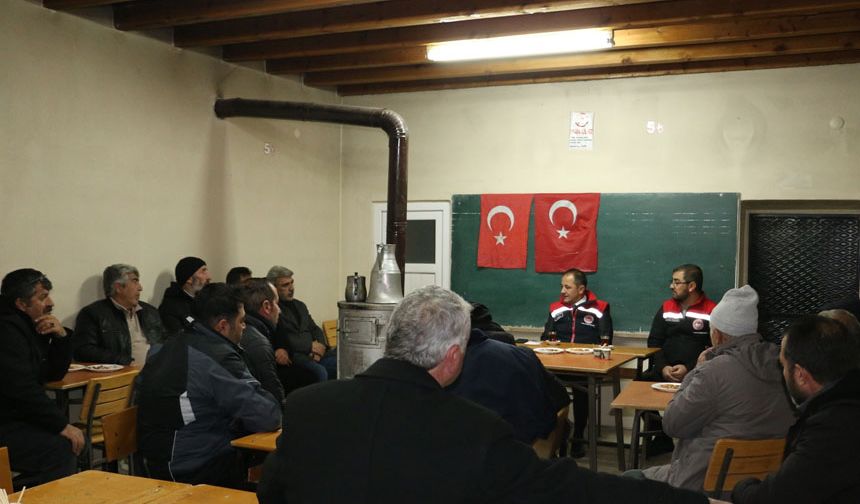 Koçaker Keklikkayası'nda Çiftçilerle Görüştü